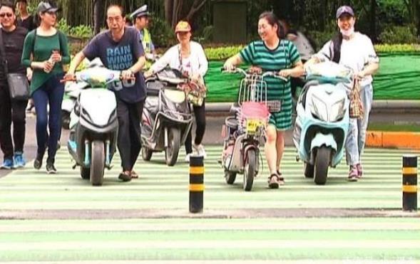 電動車“新規”又來，過紅綠燈要下來推著走，車主：我的路權呢？