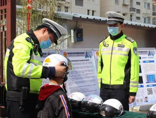 北京首提“推動騎乘電動自行車佩戴安全頭盔相關立法”